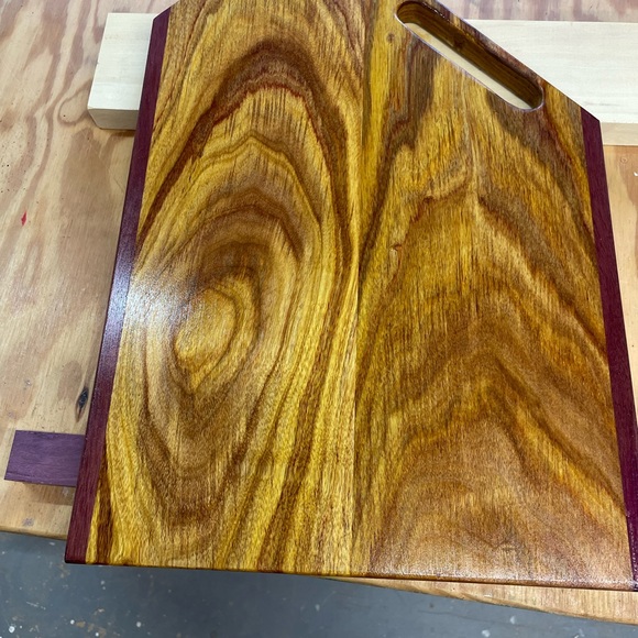Handcrafted Wooden Cutting Board with Handle - Picture 2 of 4
